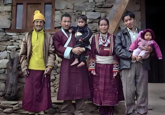 给多个老公整个家庭男人同娶一个老婆瓦力棋牌女性的地狱：一个女人要嫁(图1)