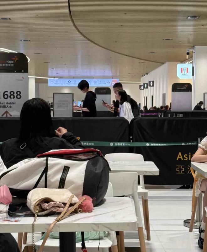 女儿看演唱会穿着短裤身材又高又瘦瓦力游戏49岁梁咏琪在香港和混血(图1)