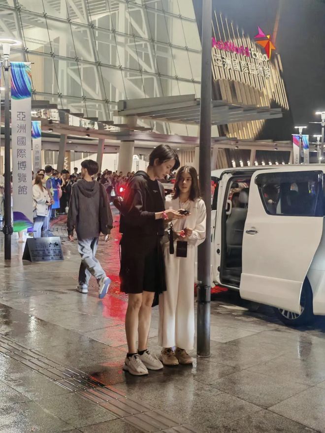 女儿看演唱会穿着短裤身材又高又瘦瓦力游戏49岁梁咏琪在香港和混血(图2)