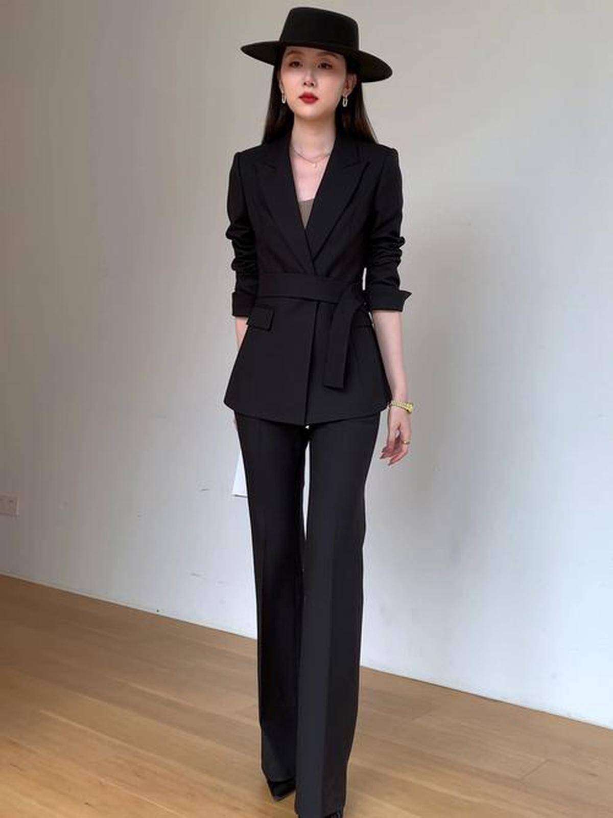 穿搭利落大气气场更飒爽瓦力棋牌试玩黑色系通勤