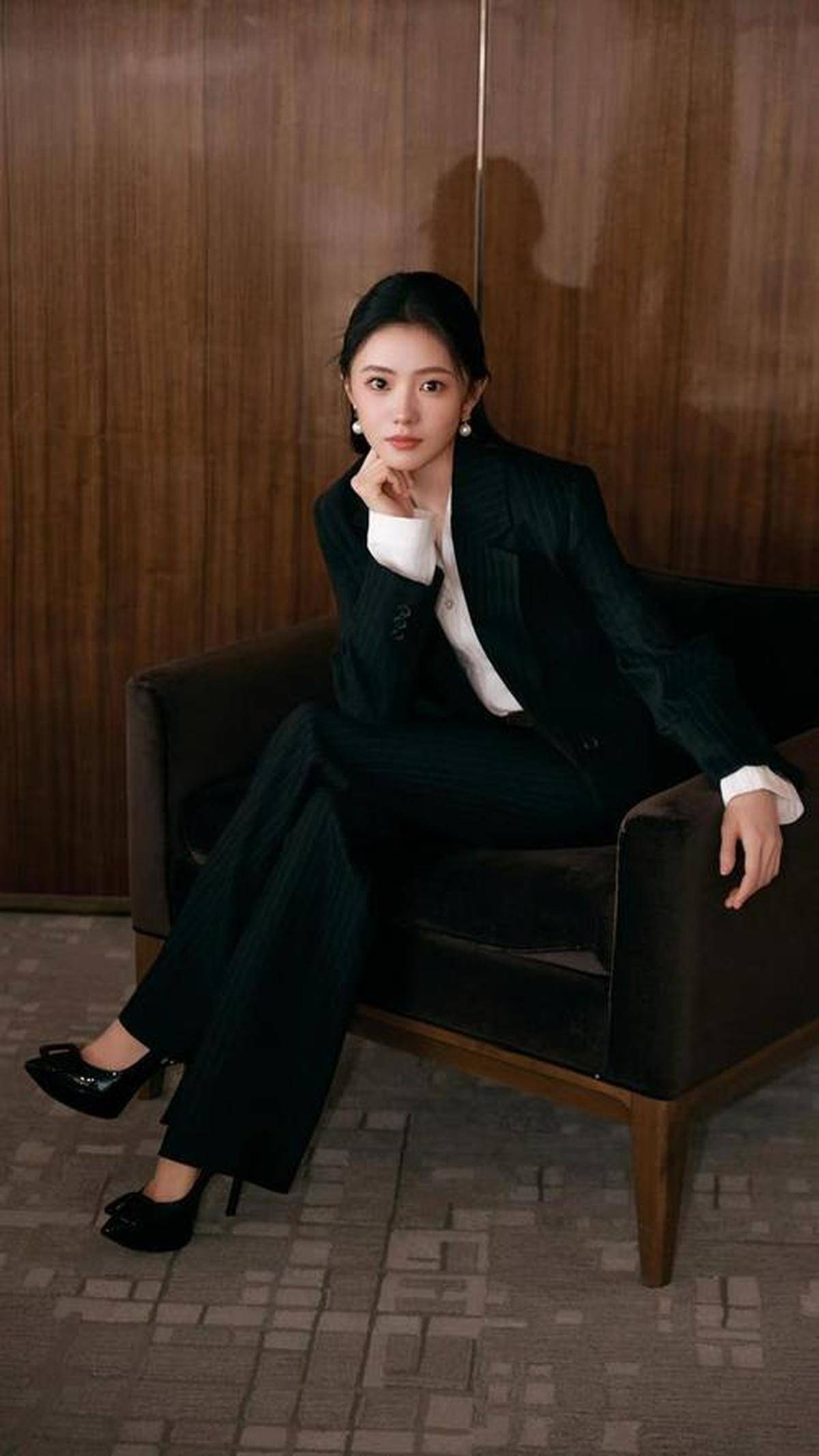 穿搭利落大气气场更飒爽瓦力棋牌试玩黑色系通勤(图2) 穿搭利落大气气场更飒爽瓦力棋牌试玩黑色系通勤(图2)